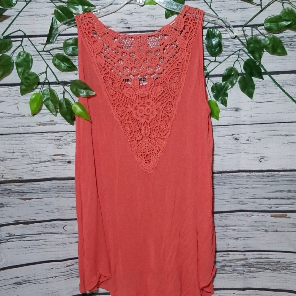 Kate & Mallory flowy crochet back tank top blouse